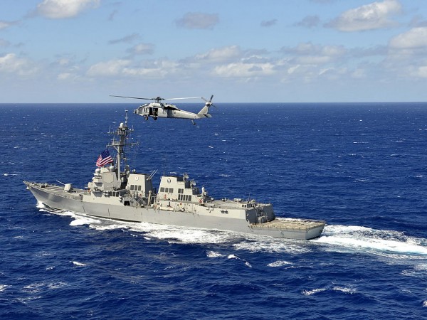 DDG-110 USS William P Lawrence operando com MH-60S